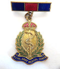 4 Pcs - WWII British Royal Army Medical Corps & 3 Dieu Droit Et Mon Enamel Pins — photo 2