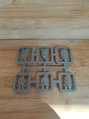 Warhammer FB Chaos Warriors Knights Shields 1996 Original On Sprues X6