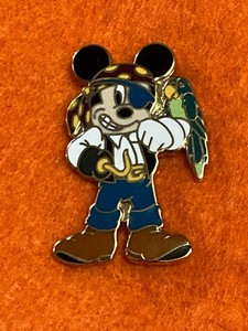 508    Pirate Mickey - Parrot on Arm