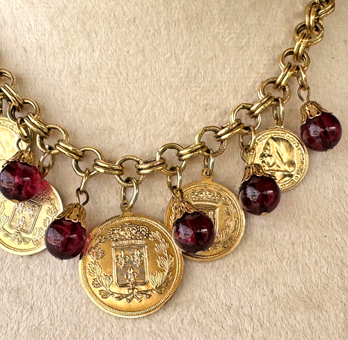 Vintage Carol DAUPLAISE 1970's 17" Gold Tone Charm Coin Necklace Purple Beads - Picture 4 of 8