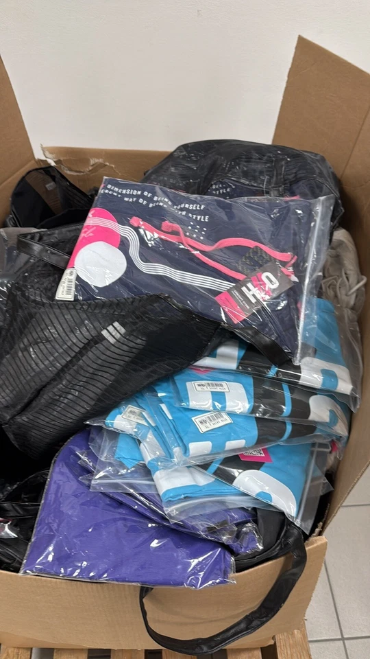 stock abbigliamento firmato nuovo Hllo T-shirt  Felpe Pantaloni Calze Cappellini - Immagine 3 di 4