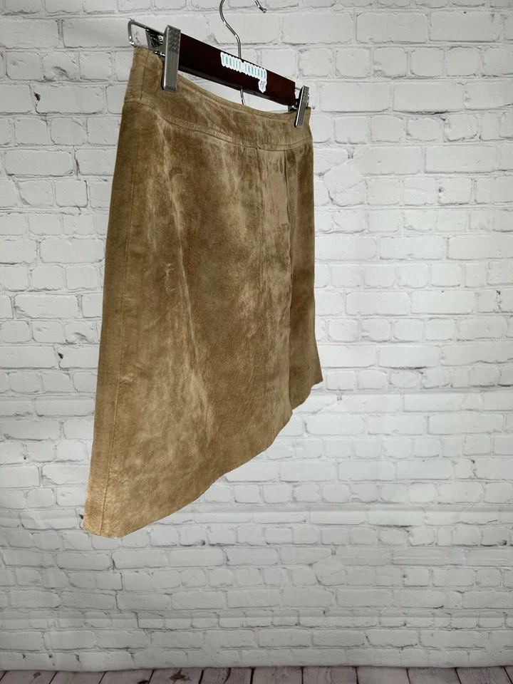 Mini saia curta feminina ESPRIT couro marrom camurça fenda frontal lápis reta 3/4 - Imagem 2 de 4