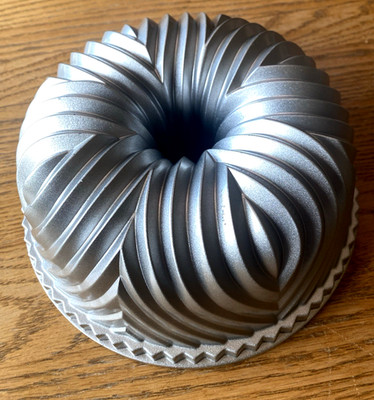 NORDIC WARE  Bavaria Bundt Cake Pan 9'' (D) Heavy Cast Aluminum 10 Cups