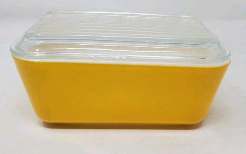 Vtg PYREX Refrigerator Dish with Lid Yellow 1.5 Pint 6"