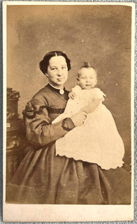 CDV DAME HÄLT BABY HOCH VON STRINGFELLOW SHEFFIELD ANTIKES FOTO MODE KLEID