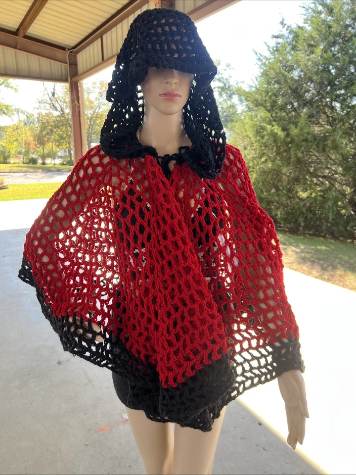 Capa con capucha de ganchillo hecha a mano personalizada Foto 3 de 4