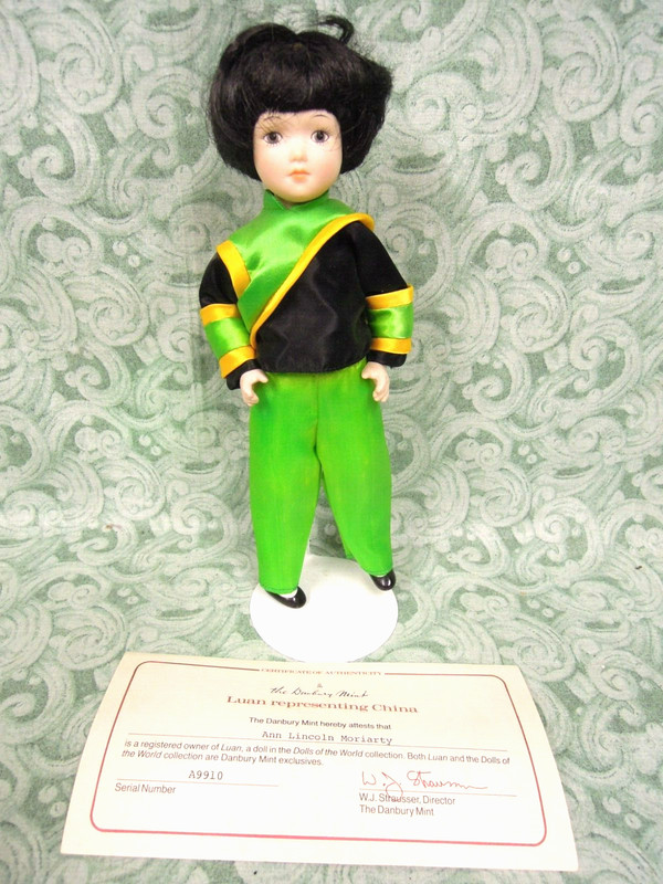 Hd-677 Danbury Mint "LUAN" representing China, 'Dolls of the World' collection