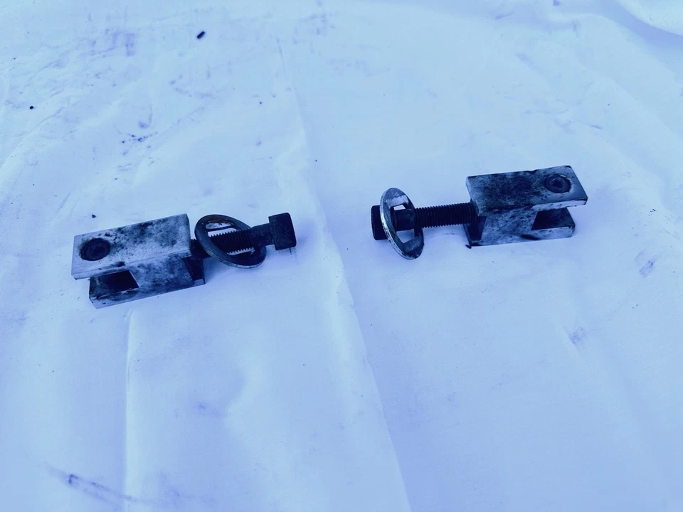 Suzuki Savage 650 LS650 S40 2006 montaje de clavija de pie de pasajero trasero Foto 3 de 4