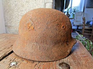 Coque de casque allemand dernière guerre / région Carentan
