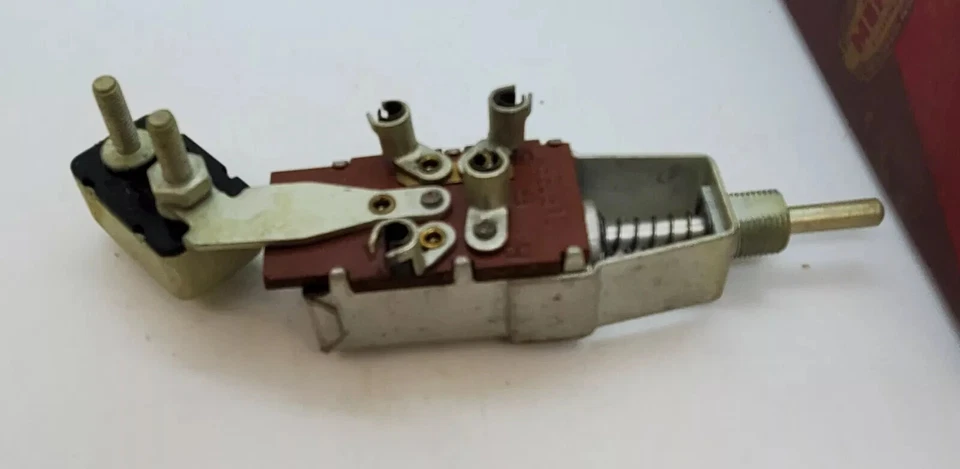 Interruptor de faros Chrysler New Yorker 1941-1942 & 1946-1947 NOS 934519. Foto 2 de 4