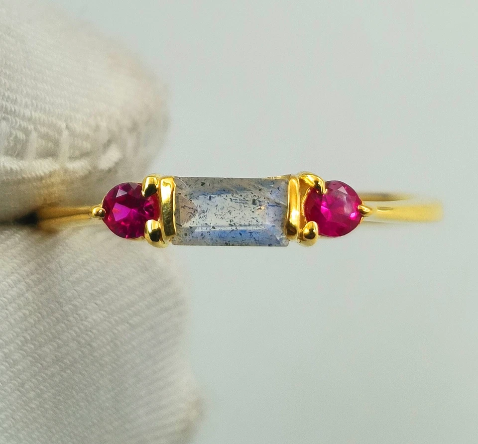 Anillo minimalista hecho a mano de oro amarillo macizo de 14k labradorita y rubí, Foto 4 de 4