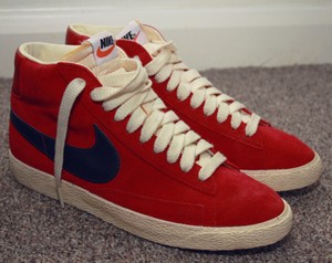 red nike trainers