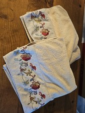 Pair Of Avanti Embroidered Cuff Bath Towels EUC