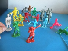 VINTAGE MARX TOY Plastic LOT 17 Cowboy Indian Merrymen Solider mixed N29