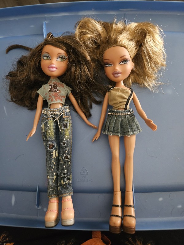 2005/2006 Yasmin Bratz Dolls Head Gamez Campire Variant With Outfits