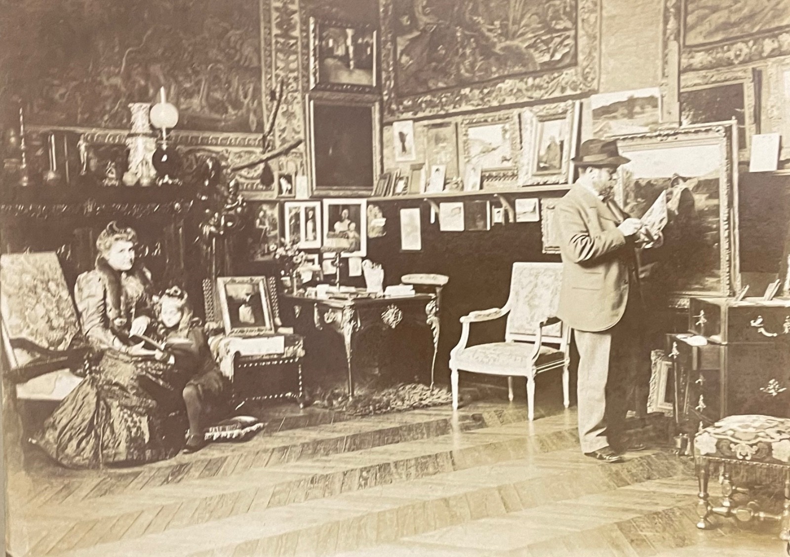 알부민 인화 사진, 실내에서 그림을 그리는 화가, 1901년, 프랑스 2