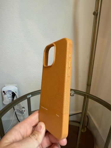 Native Union (Re)Classic Case for iPhone 15 Pro Max in Kraft - Zdjęcie 2 z 6