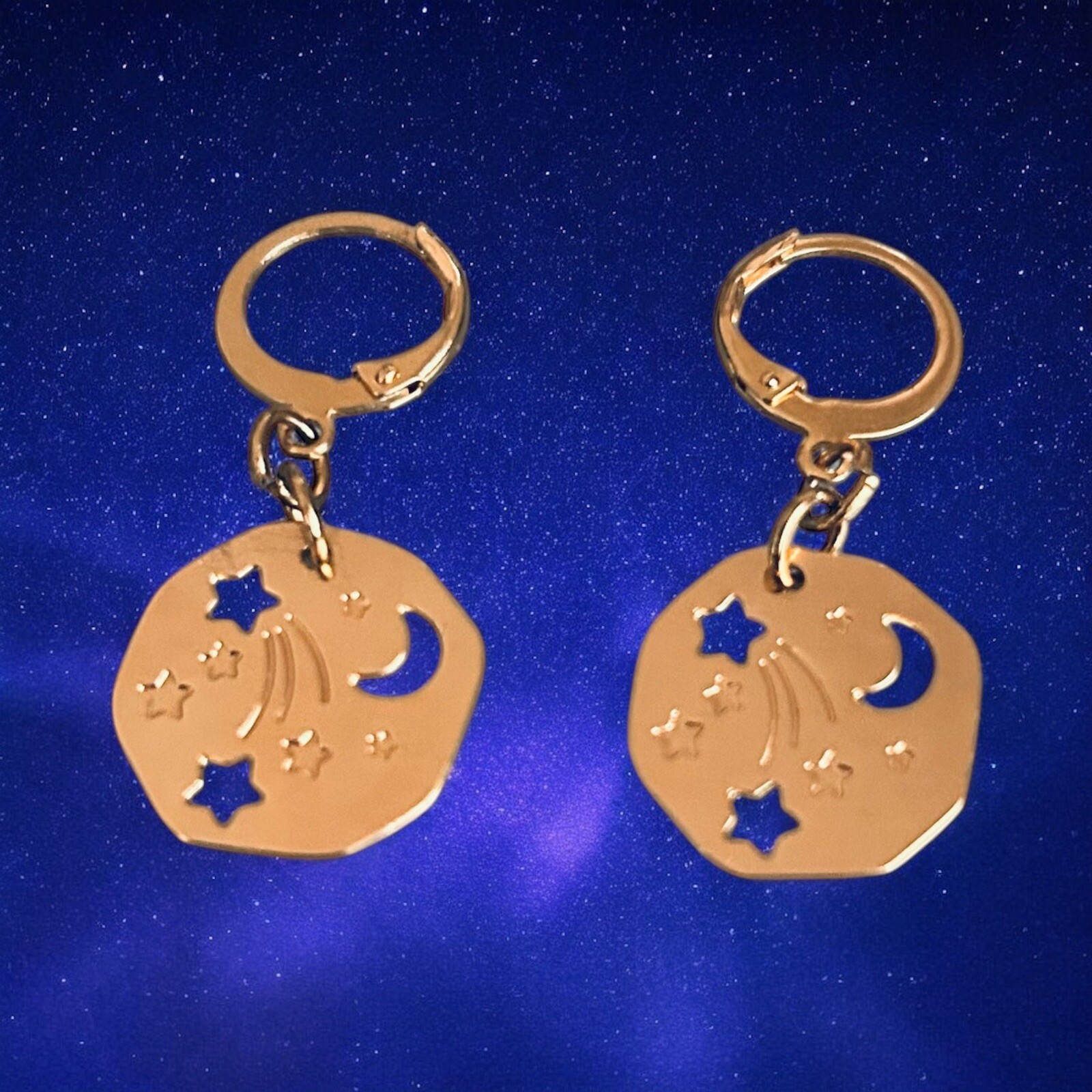 Petites créoles étoile dorées : mini créoles constellation pour sublimer vos looks d'été