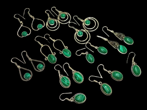 Lote de pendientes de preocupación al por mayor enchapados en plata de ley 925 con piedras preciosas de malaquita verde Foto 2 de 3