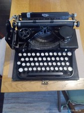 Black Antique (1906 - 1935) Royal Typewriter with case made in USA thumbnail