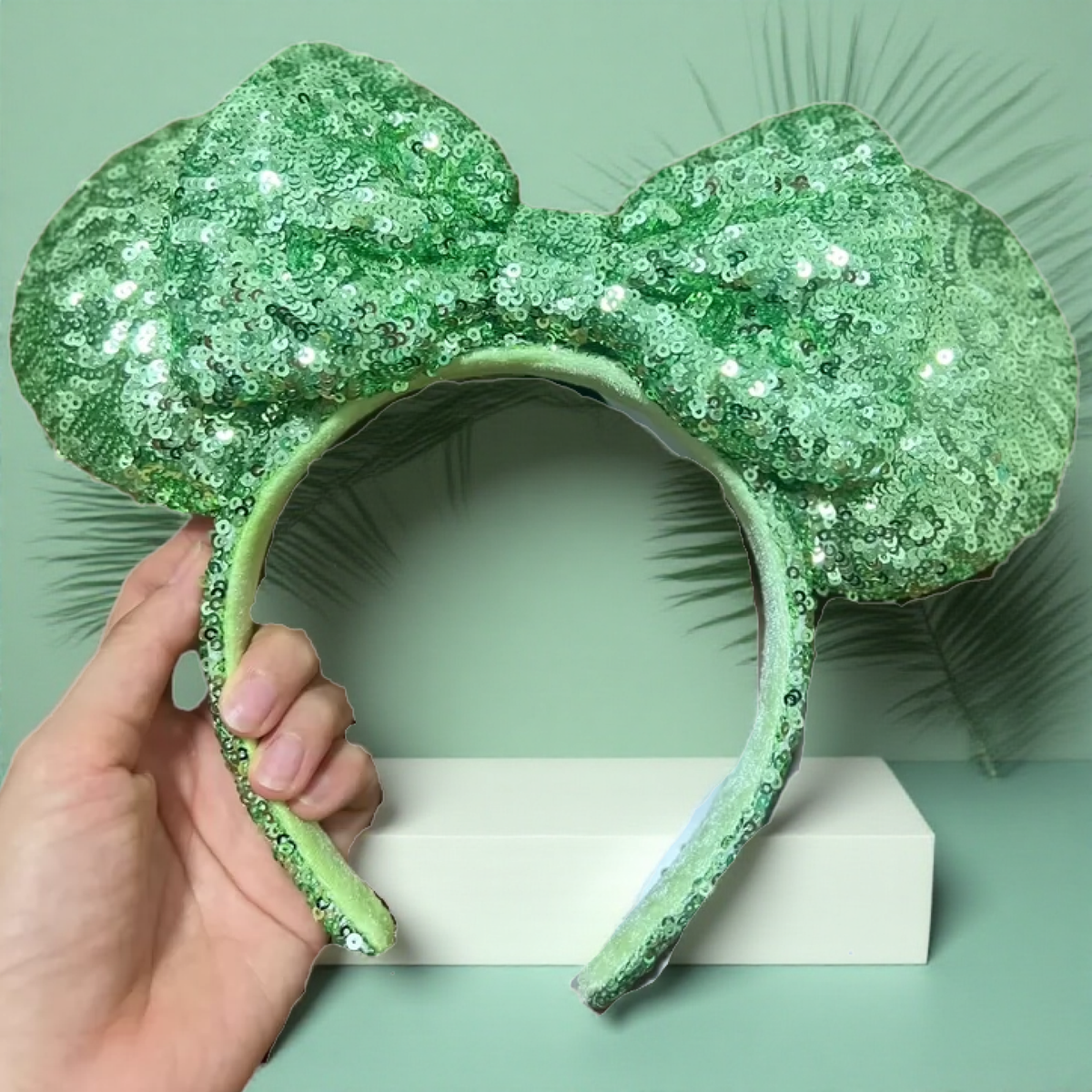 Rare Collection Green Sequin Bow Exclusive Disney Minnie  display picture 1