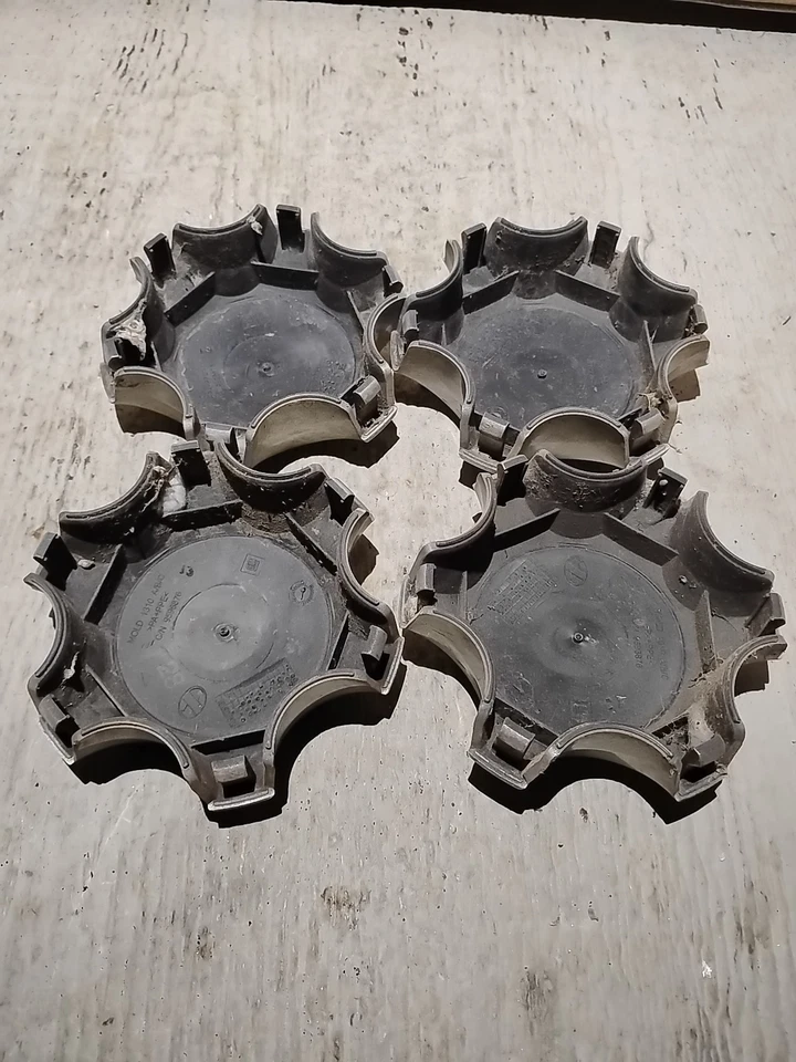 СЕРЕБРЯНЫЕ ЦЕНТРАЛЬНЫЕ КОЛПАКИ GMC ACADIA 2013-2017 — НАБОР ИЗ 4 — 7052 — 9596876 — ОТ ОРИГИНАЛЬНОГО ПРОИЗВОДИТЕЛЯ - Изображение 2 из 3