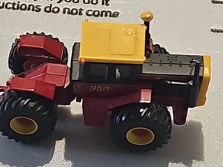 1/64 Versatile 950 Tractor