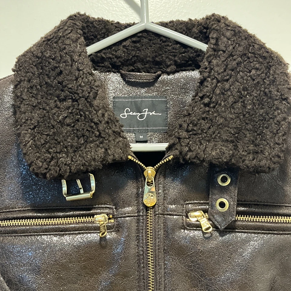 Chaqueta de motocicleta Sean John de piel de oveja sintética para hombre con ribete de sherpa Foto 4 de 4