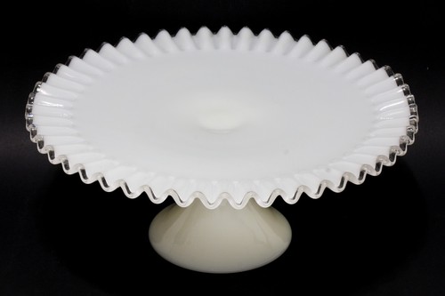 Plato de pie para pasteles Fenton blanco vidrio de leche pedestal Silvercrest con volantes 13" de colección - Imagen 2 de 5