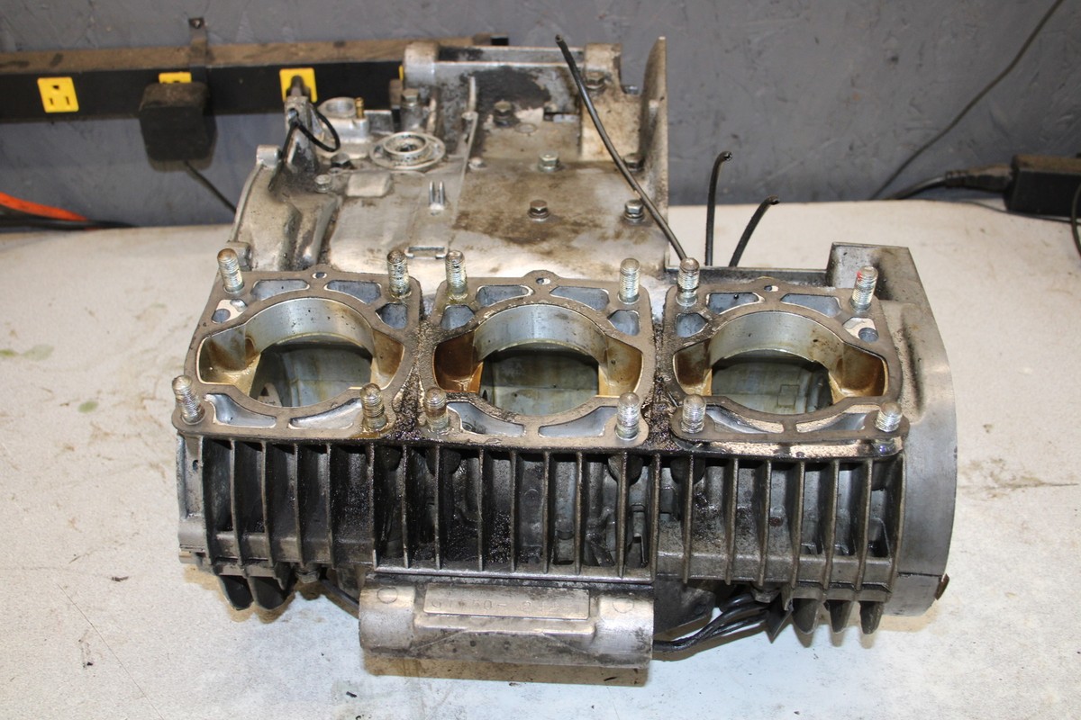 1973 Suzuki GT550 ENGINE MOTOR CRANKCASE CRANK CASES BLOCK BOTTOM
