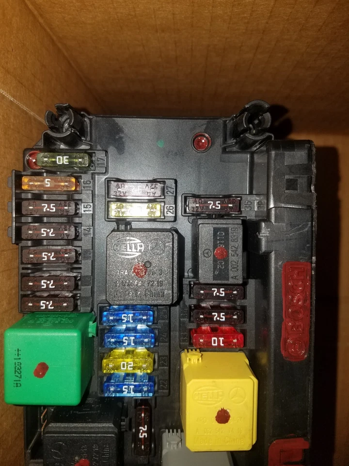 2010 至 2016 MERCEDES BENZ C300 C350 E350 SLK350 前山姆保险丝继电器盒模块 — 第 2/4 张图片