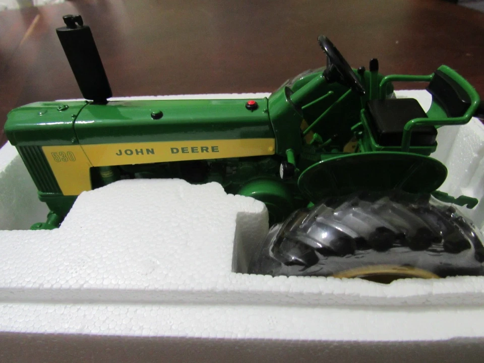 ERTL 1/16 TWO CYLINDER CLUB XVII 2007 JOHN DEERE 530 GP TRACTOR - NIB - Image 2 of 4