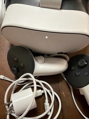 Meta Quest 3S Virtual Reality Headset 128GB White with Controllers and Charger