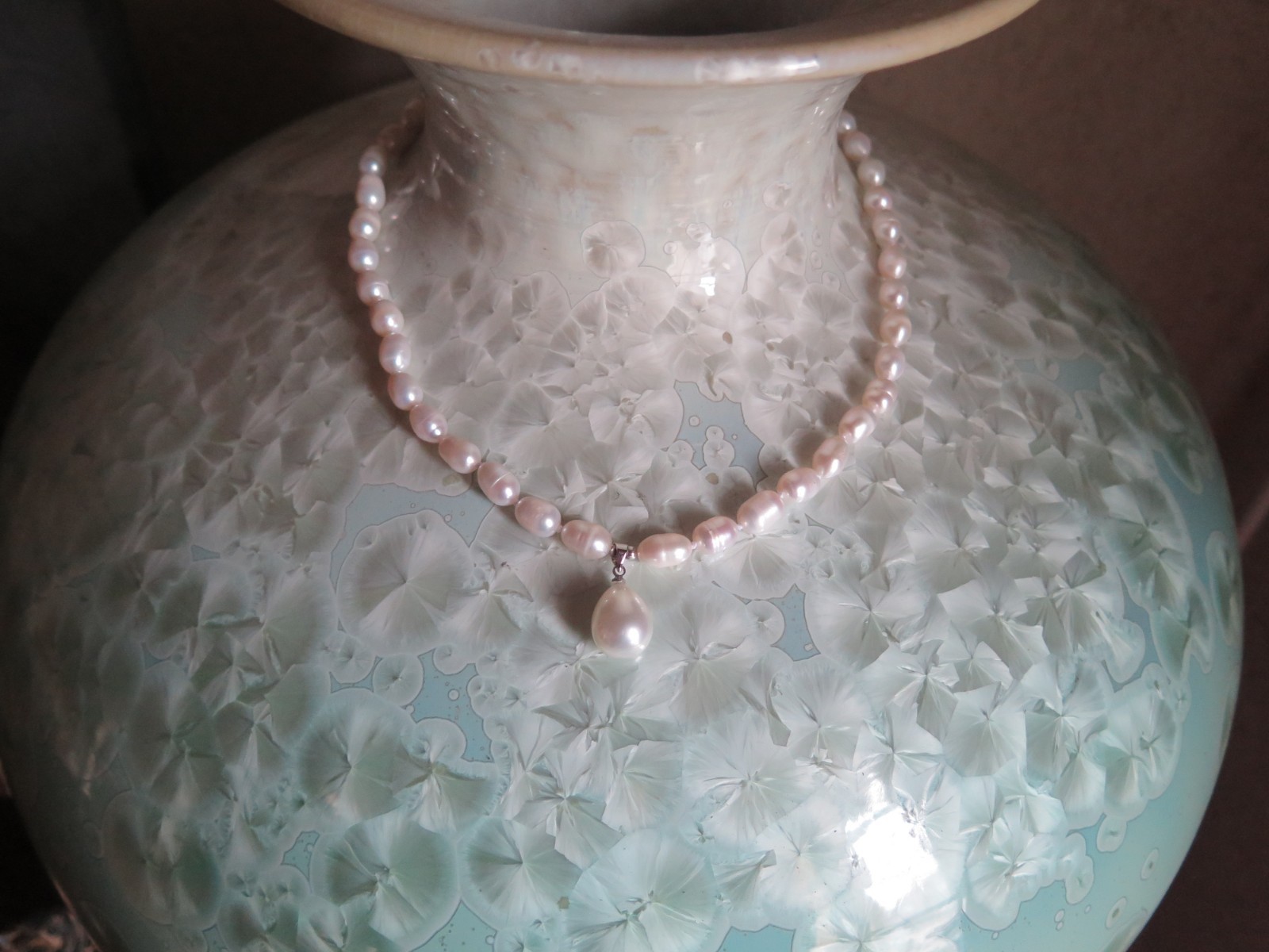 Collier perles baroques naturelles parfait avec une robe d'été ou un blazer