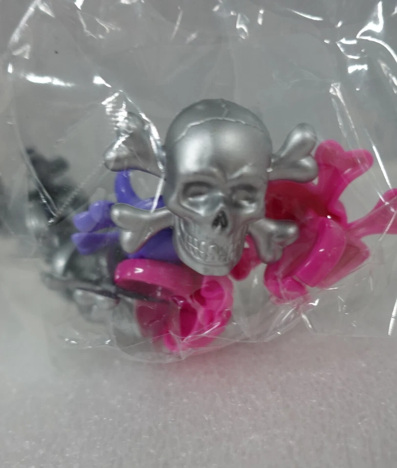 DecoPac Calavera y Huesos Cruzados Cupcake Anillos, 7 ct / Rosa / Morado / Gris Foto 4 de 4