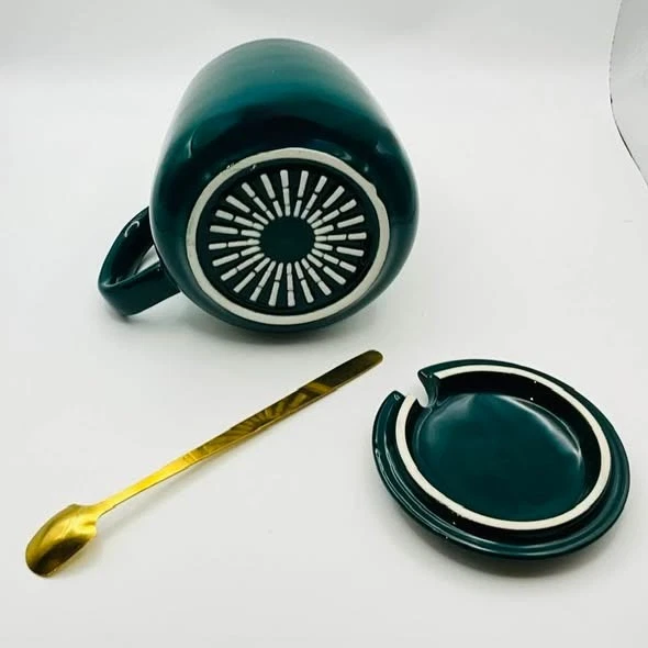 tasse à café céramique verte avec couvercle assorti et cuillère dorée 9x12cm - Photo 3/4