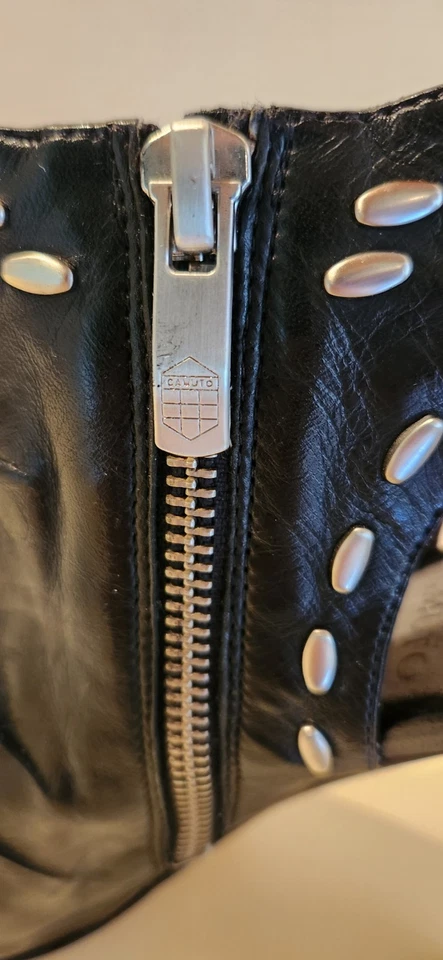 Botín Vince Camuto 'Avo' de cuero negro con tachuelas punta abierta talla-8B Foto 4 de 4