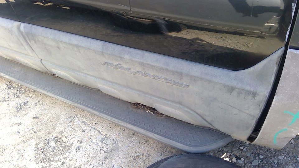 2002-2004 CHEVY AVALANCHE 1500 RIGHT Front Door Moulding LOWER CLADDING ONLY OEM - Image 2 of 4