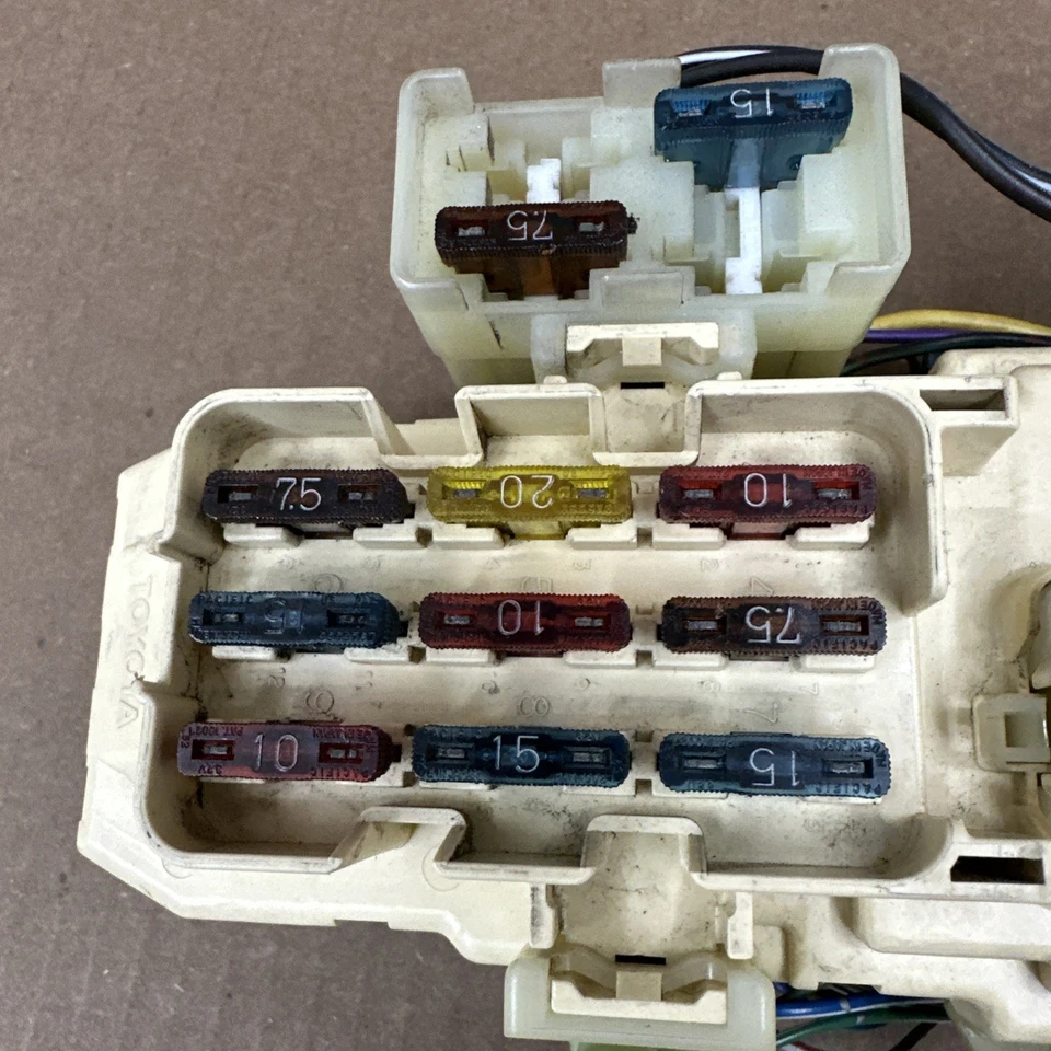 Caja de fusibles cabina interior Toyota T100 82641-35090   Foto 4 de 4