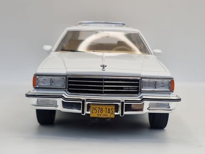 Chevrolet Caprice Estate Wagon Kombi 1985 weiß Holzoptik Modellauto 1:18 MCG