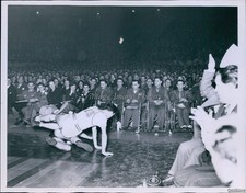 1946 Photo Wounded War Veterans Watch Natl Basketball Champ Game N.Y Sports 7X9