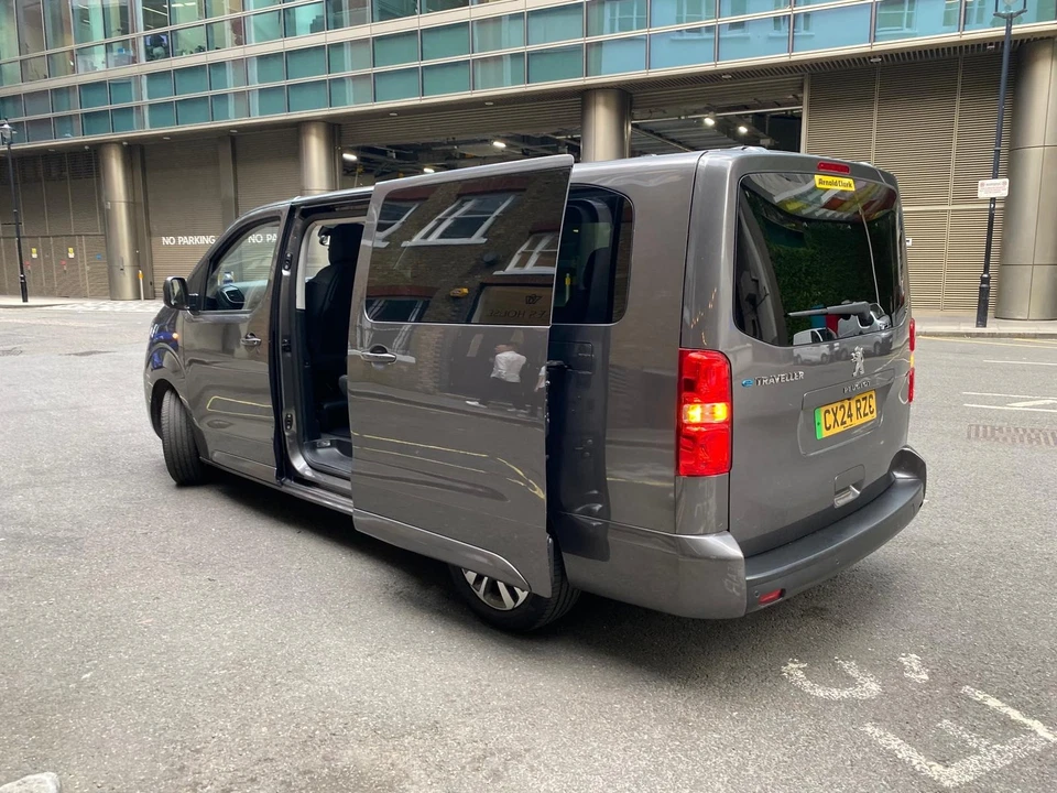 Peugeot e-Traveller 50kWH VIP Business LWB - Image 2 of 4