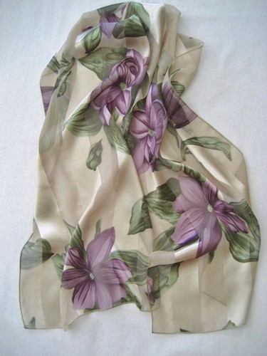 "Foulard long rayé mousseline de soie et satin avec clématite violette gris clair 13,5 x 59" - Photo 1/12