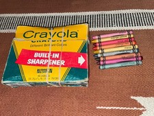 VTG CRAYOLA CRAYONS BINNEY SMITH NO. 64 BOX BUILT IN SHARPENER RETIRED COLORS