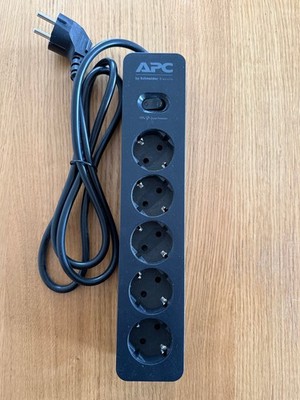 APC Surge Protector - PME5B-GR - Steckdosenleiste mit Überspannungsschutz