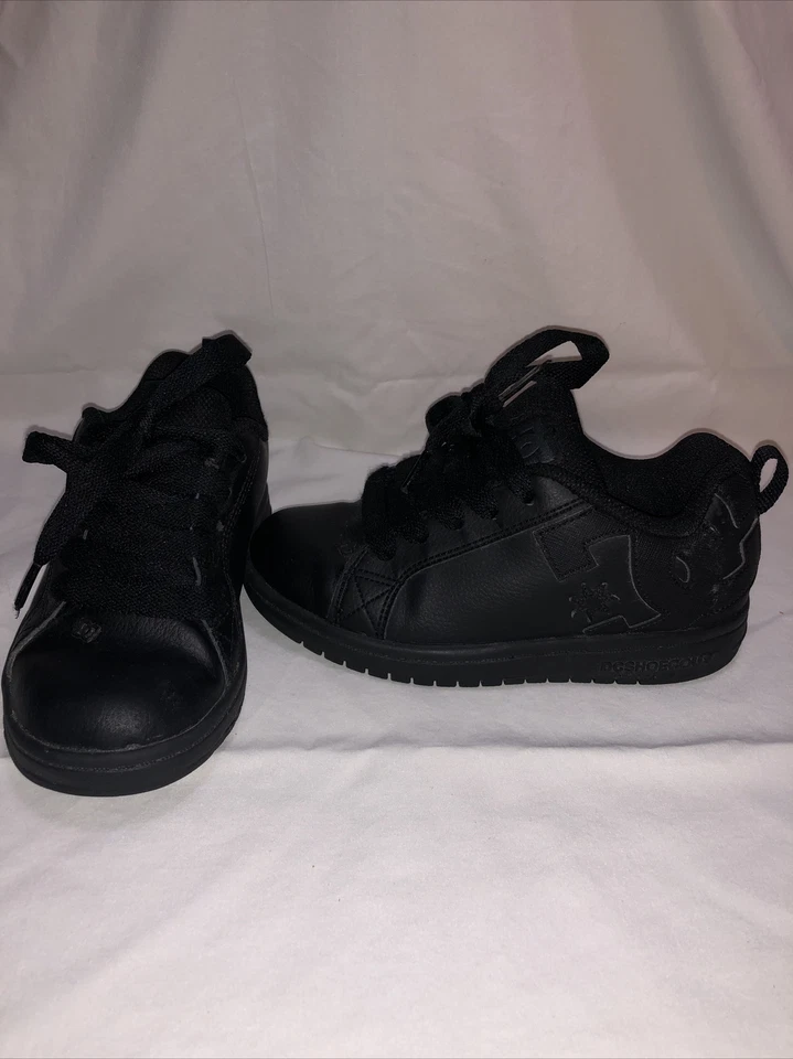 ** Zapatos de skate DC Court Graffik para niños, talla 2 para niños pequeños - negros Foto 2 de 4