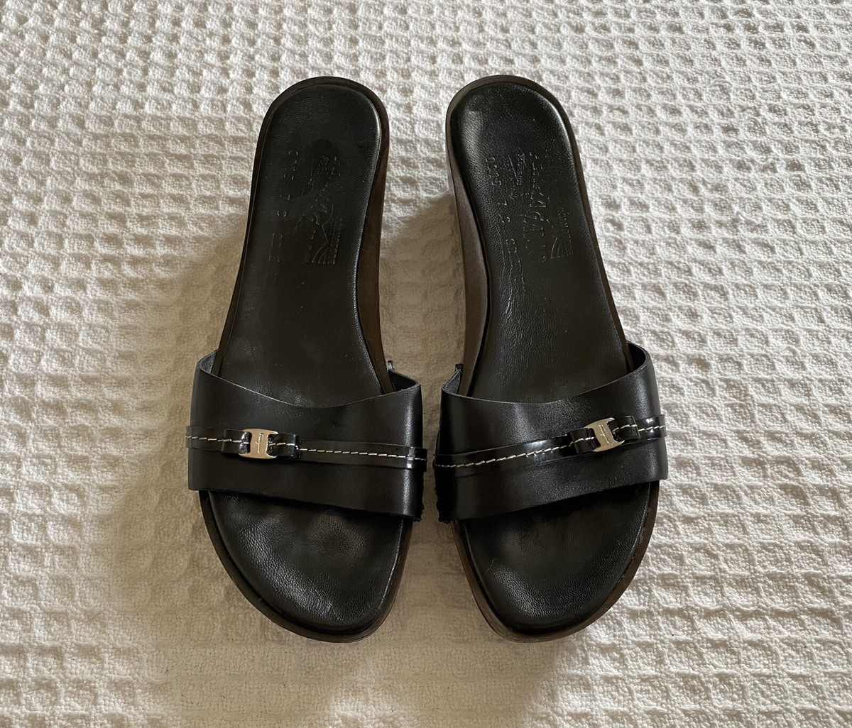 Salvatore FERRAGAMO Black Leather Open Toe Slides Sandals 7 C Wide