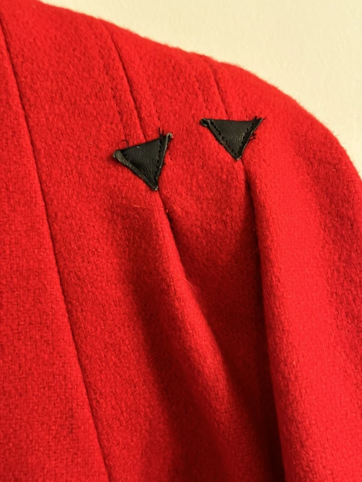 Jaqueta manga folhada vintage anos 80 lã vermelha e couro preto Jonathan Stevens tamanho P - Imagem 2 de 4