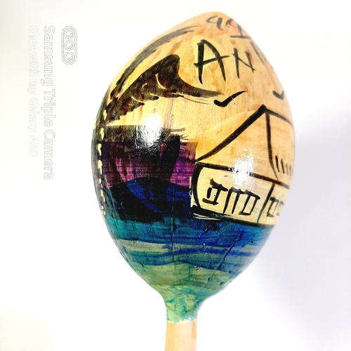 Instrumento de percusión vintage de madera pintada colorida hecho a mano Antigua Maraca - Imagen 2 de 9