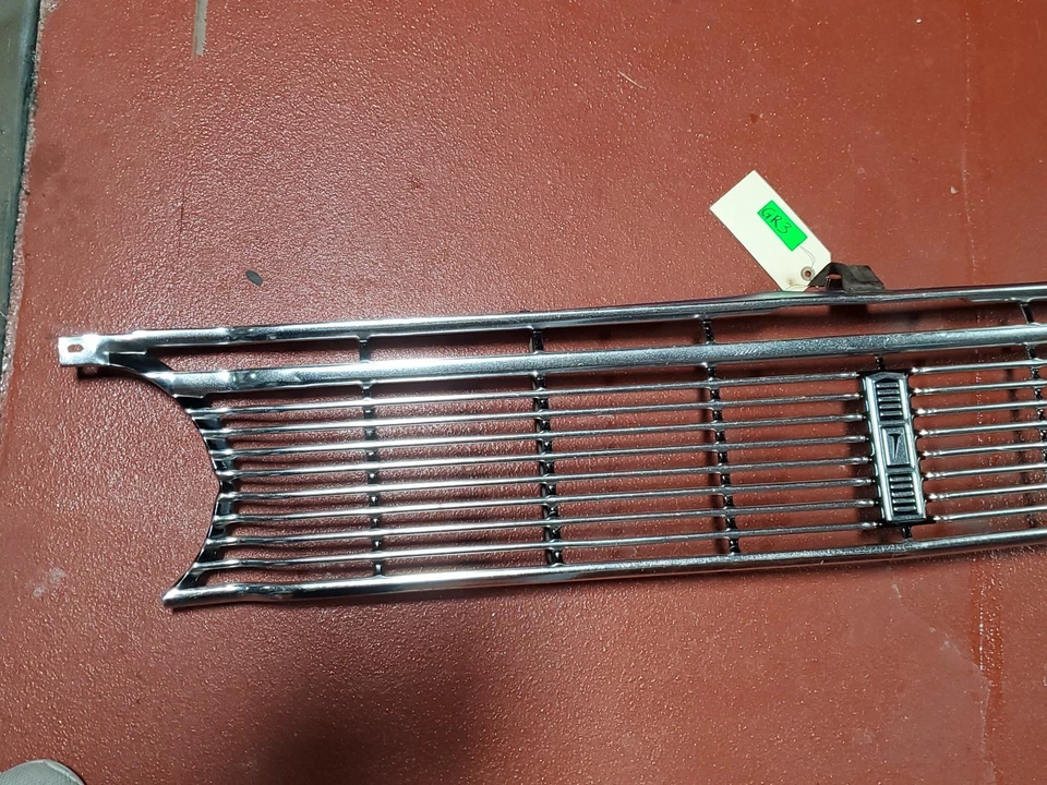 1966 Ford Falcon Futura Sprint Ranchero grade dianteira de alumínio OEM usado - Imagem 2 de 4